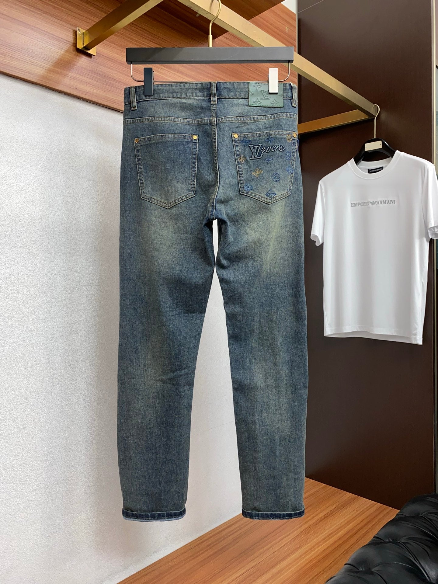 VV New slim-fit straight leg jeans 26031105