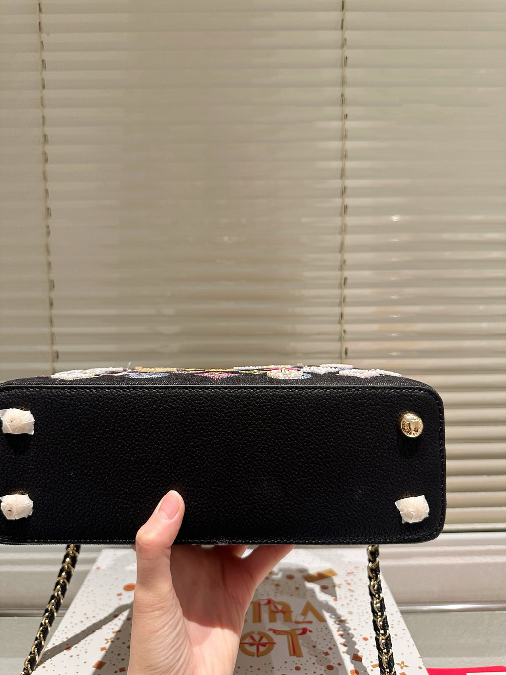 VV Capucines Handbag 1825120202