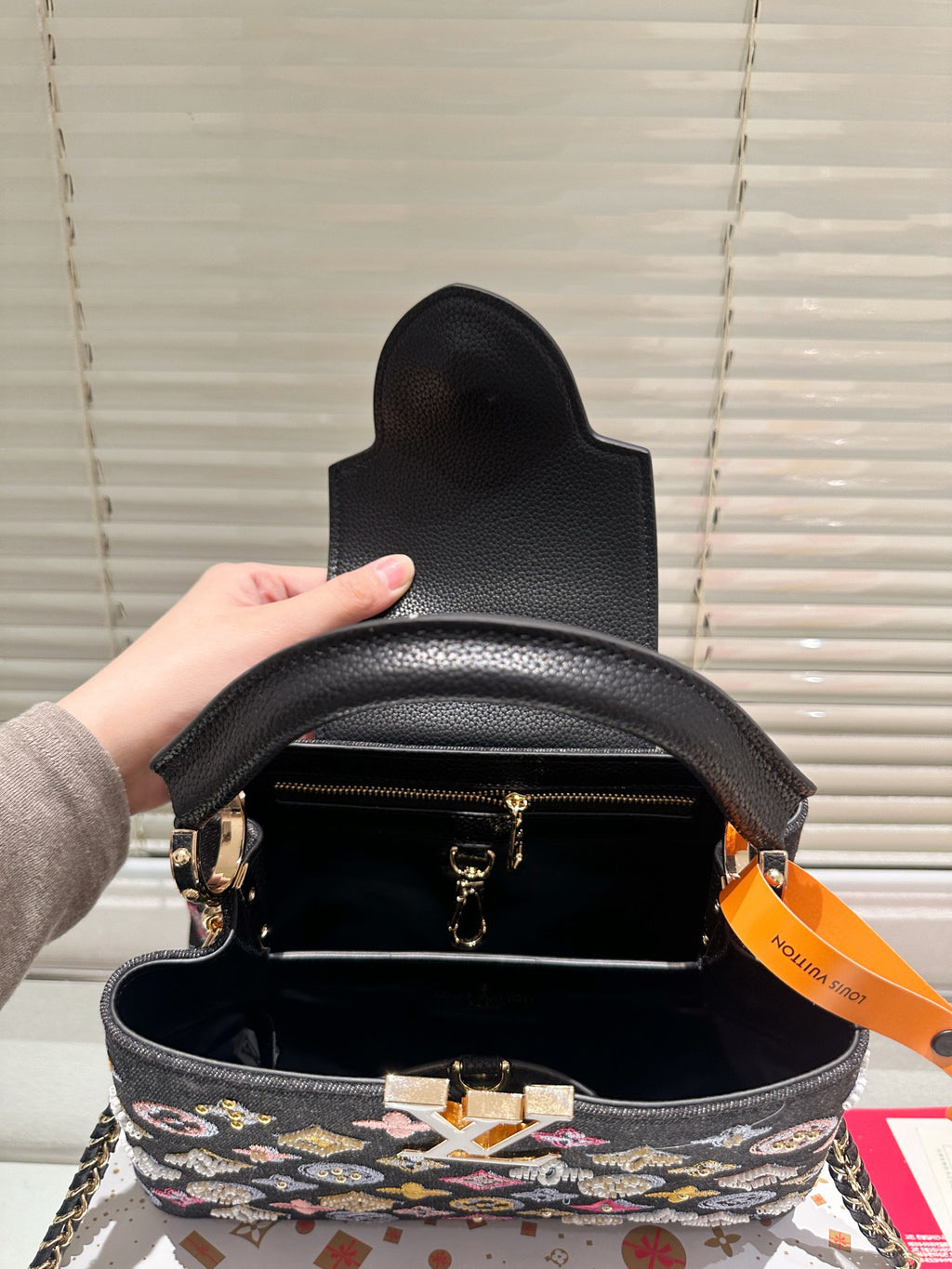 VV Capucines Handbag 1825120202