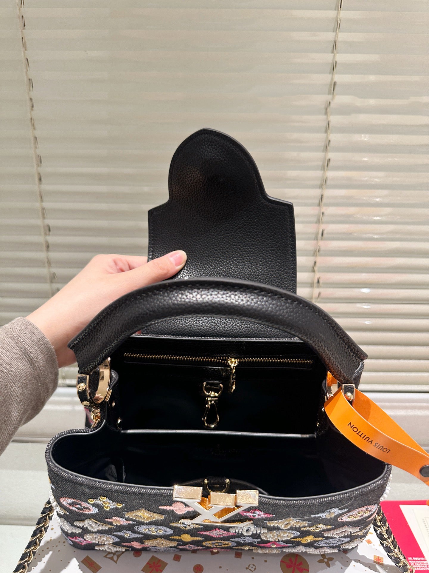 VV Capucines Handbag 1825120202