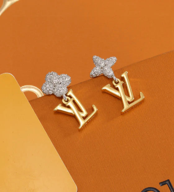 Fashionable women’s earrings 2025120411
