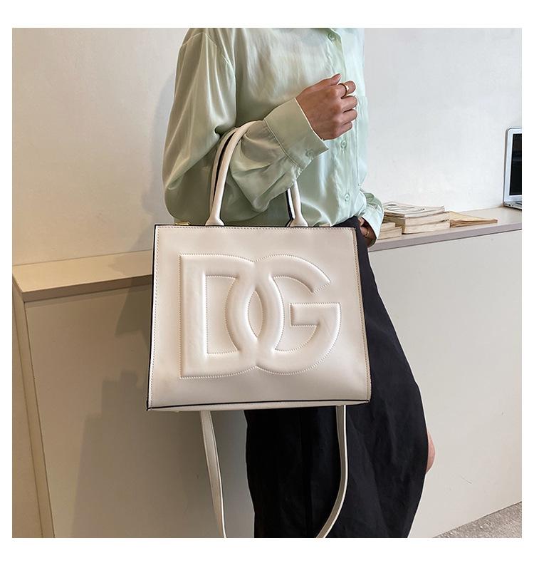 New Fashion Versatile One Shoulder Handheld Bag 1024010906
