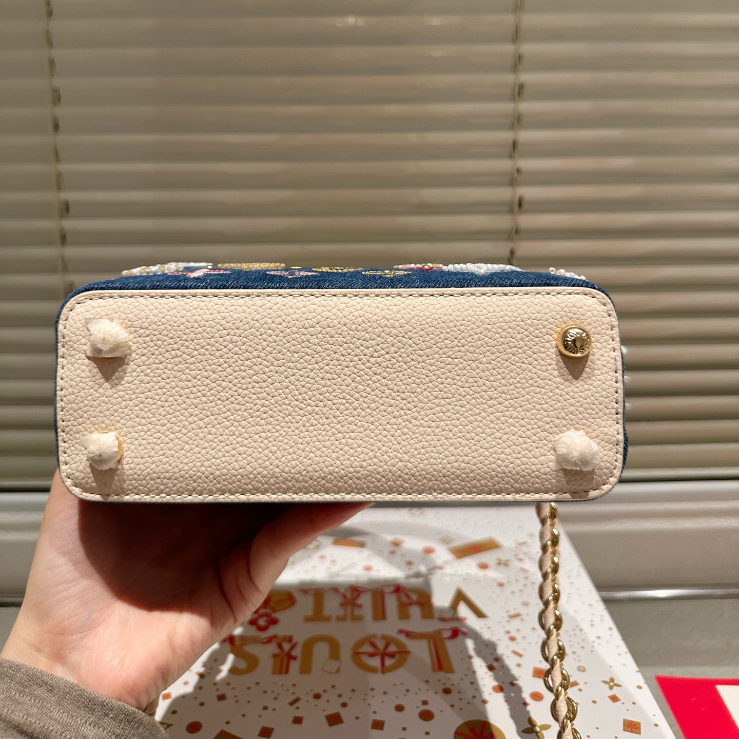 VV Capucines Handbag 1825120202