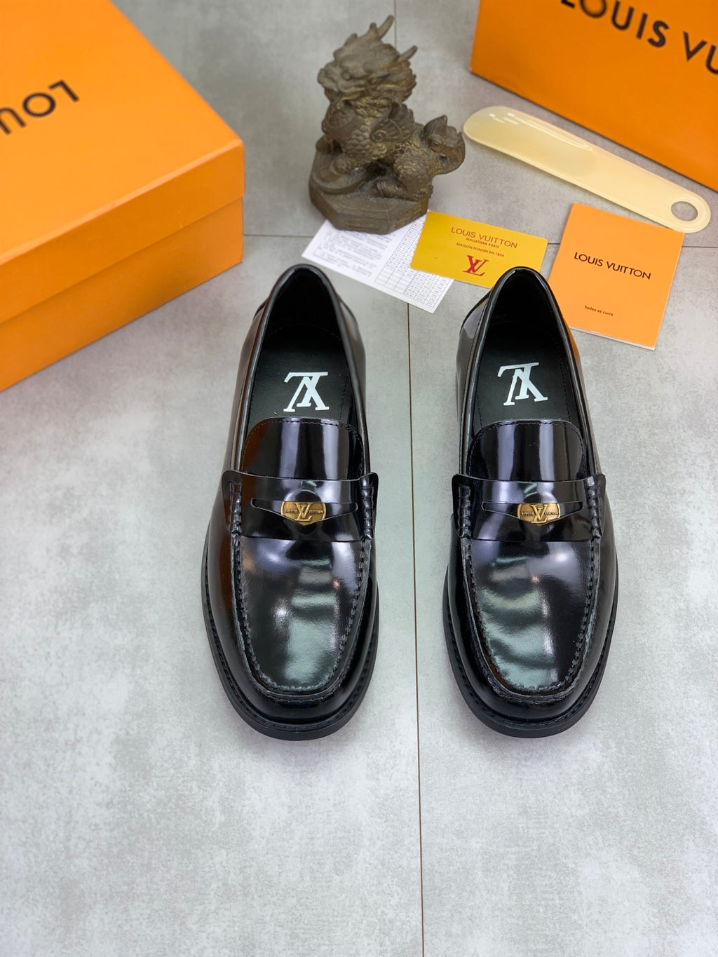 VV  Water-dyed Cowhide Business Shoes  25121605