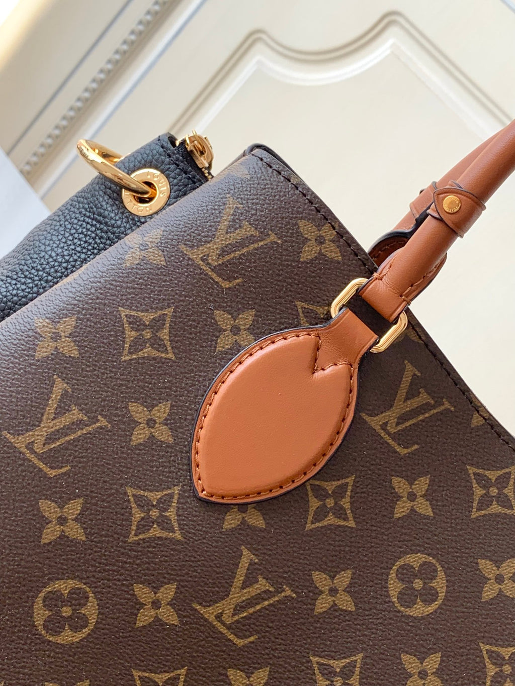 VV Montaigne shopping bag  26020201