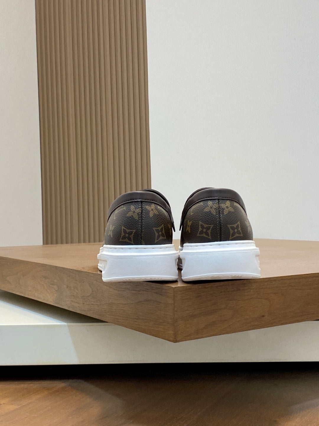 VV  Casual and stylish men's shoes  25121611