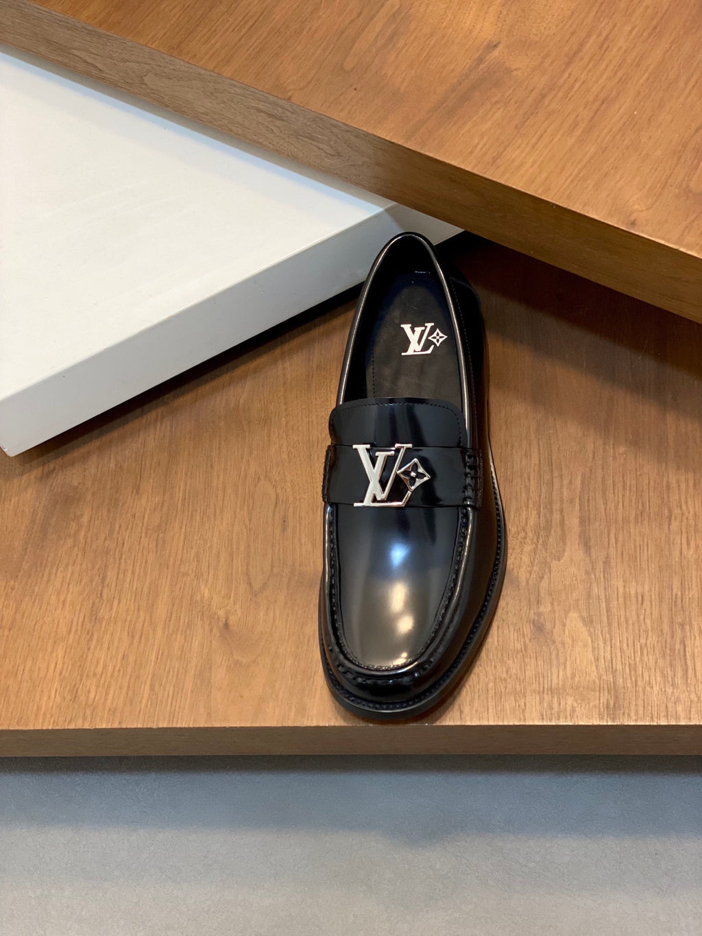 VV Premium-quality loafers 26070309