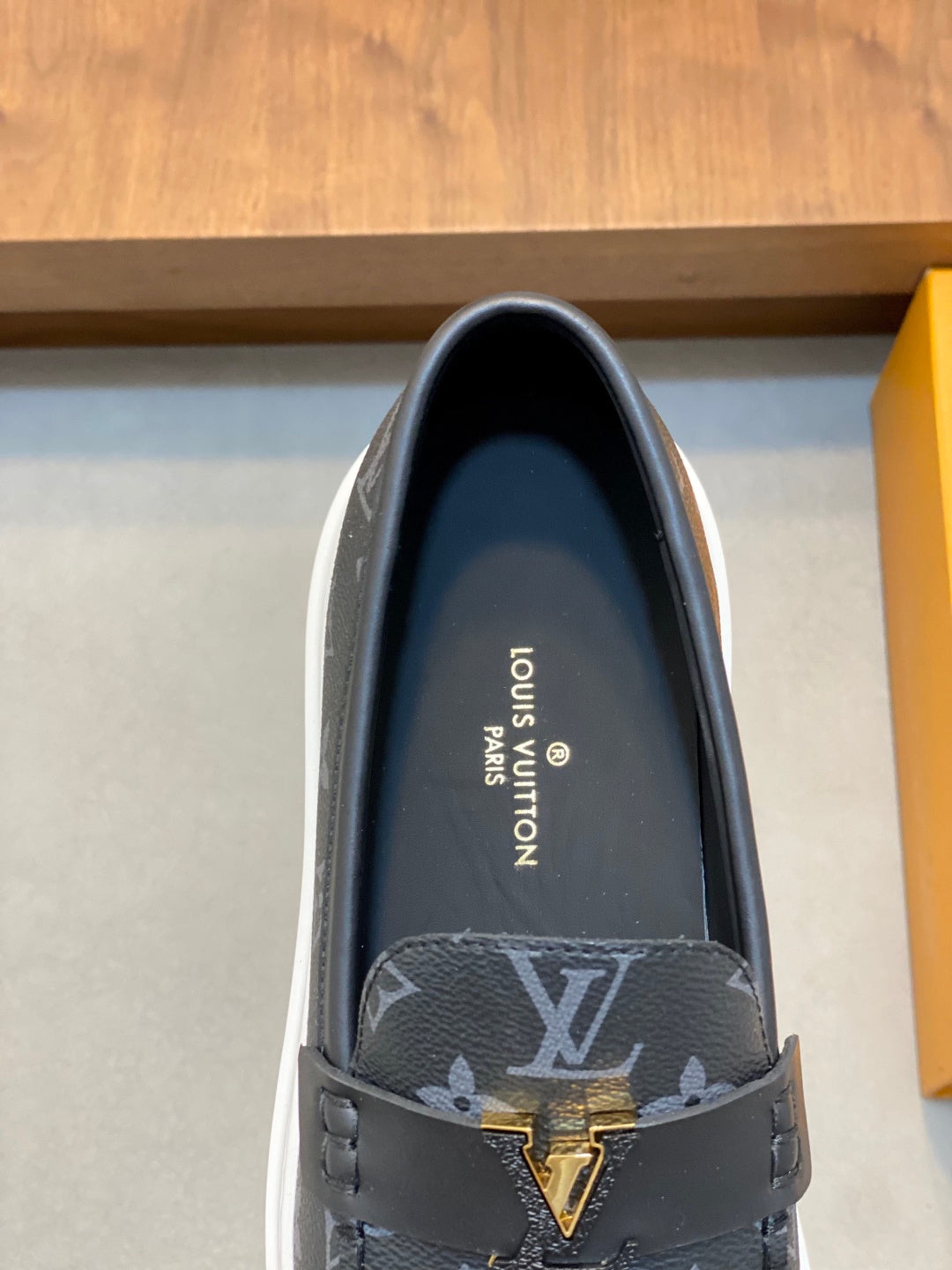 VV  Casual and stylish men's shoes  25121611