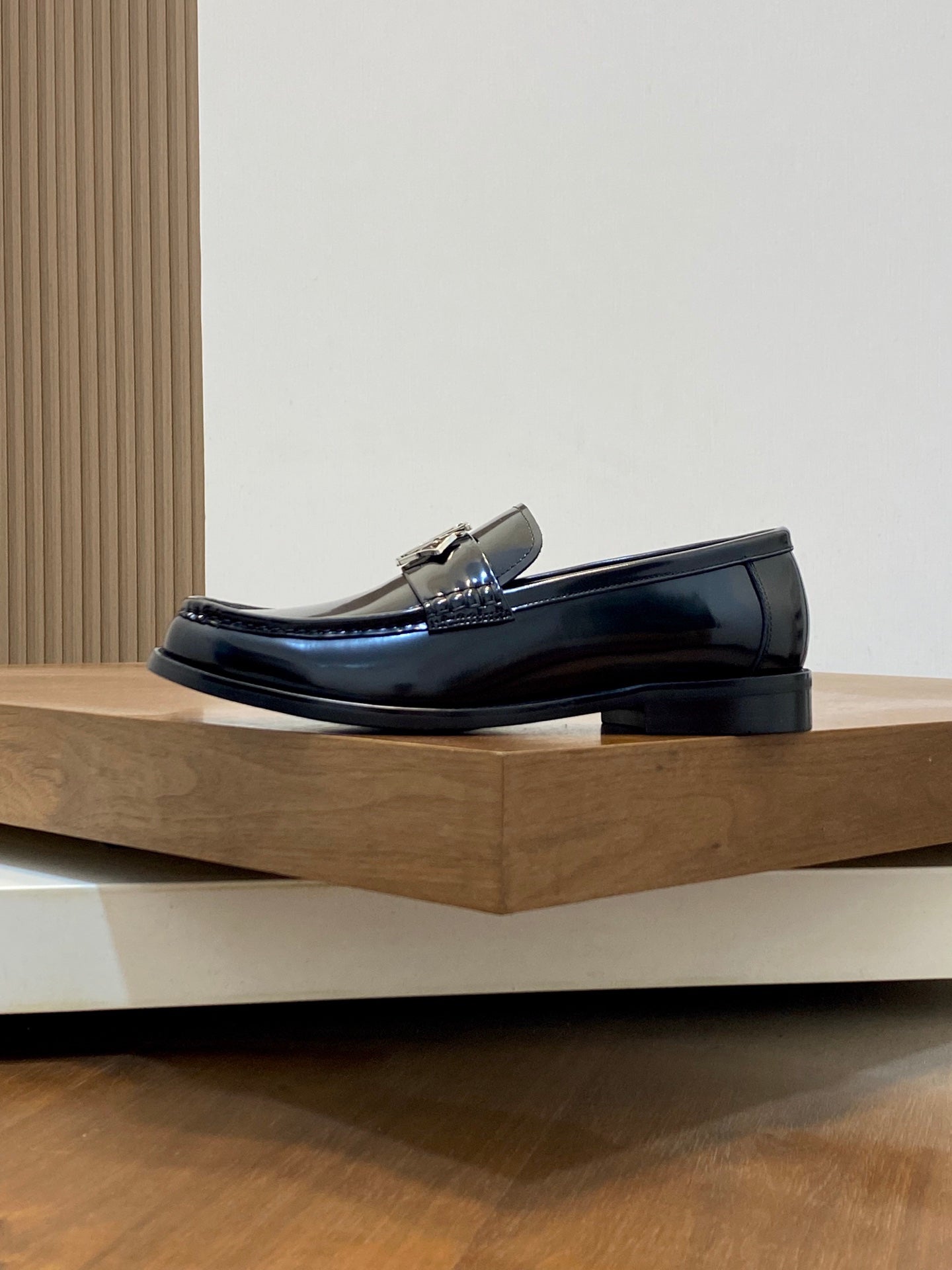 VV Premium-quality loafers 26070309