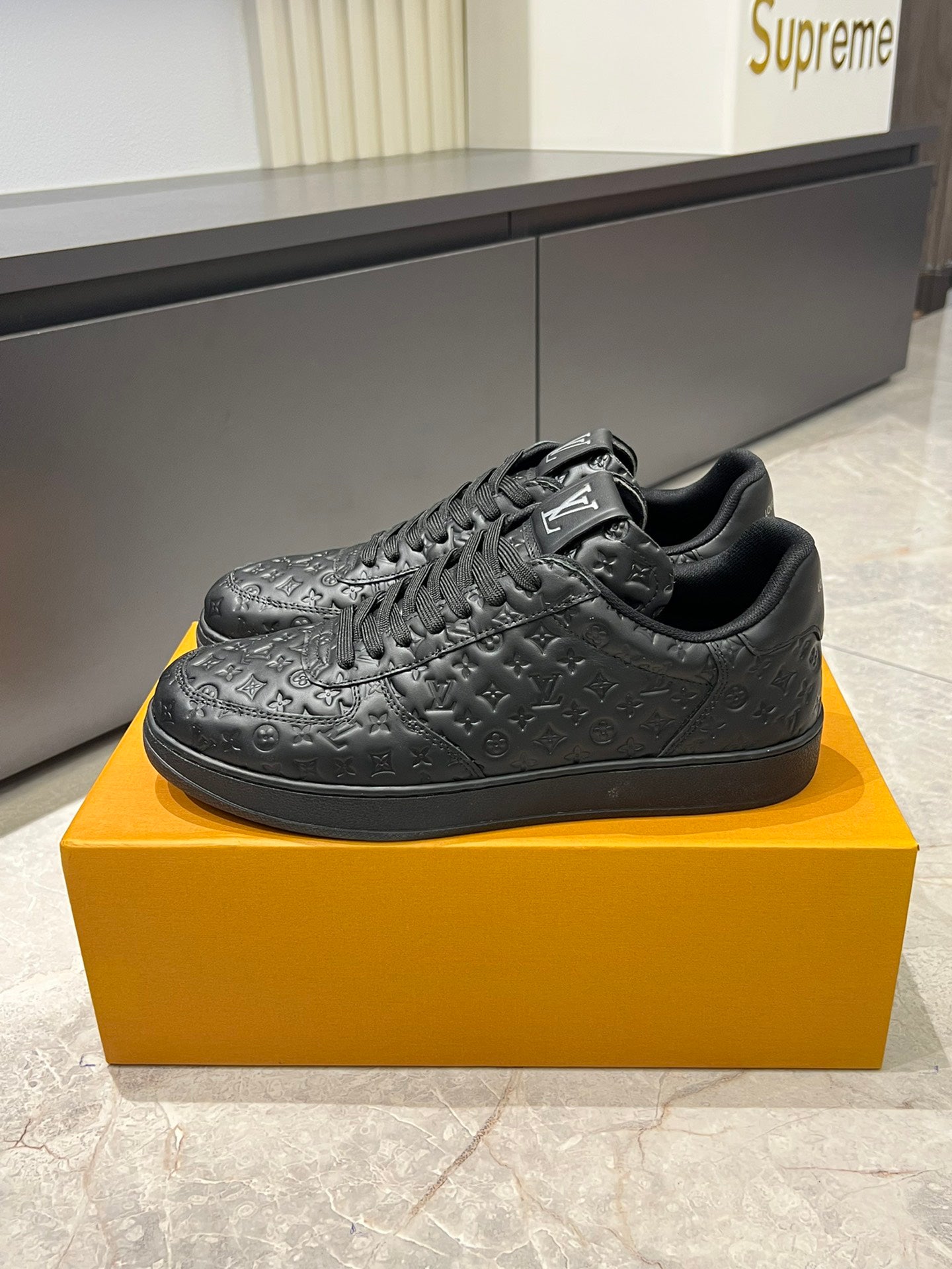 VV  Men's classic casual sneakers  25121612