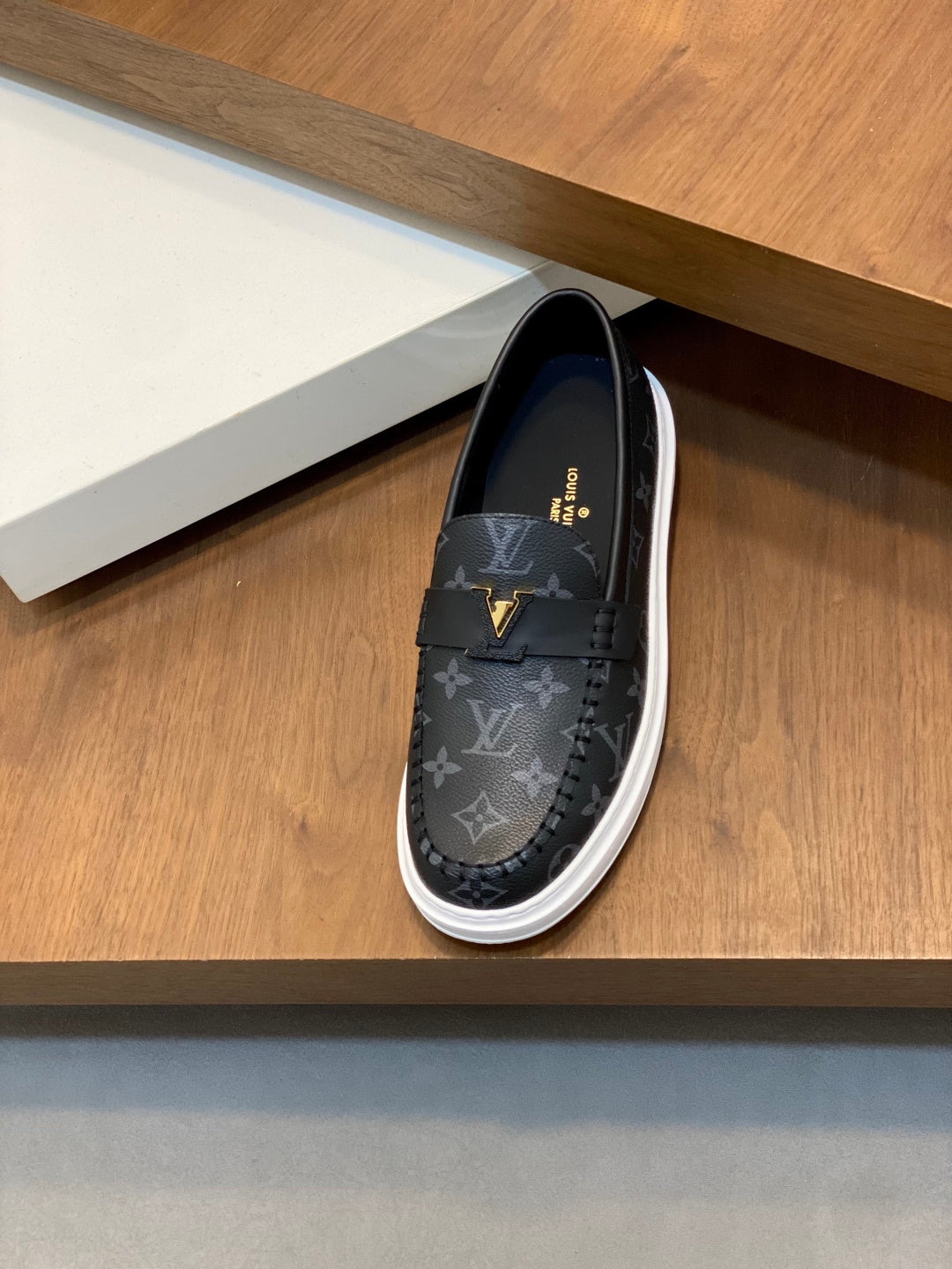 VV  Casual and stylish men's shoes  25121611