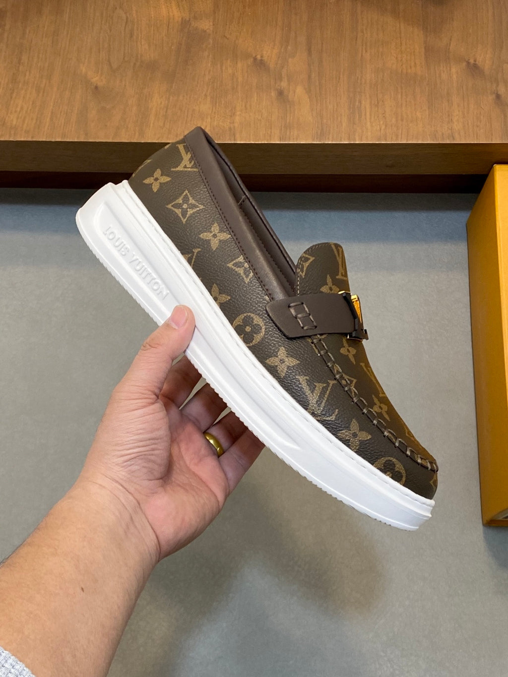 VV  Casual and stylish men's shoes  25121611