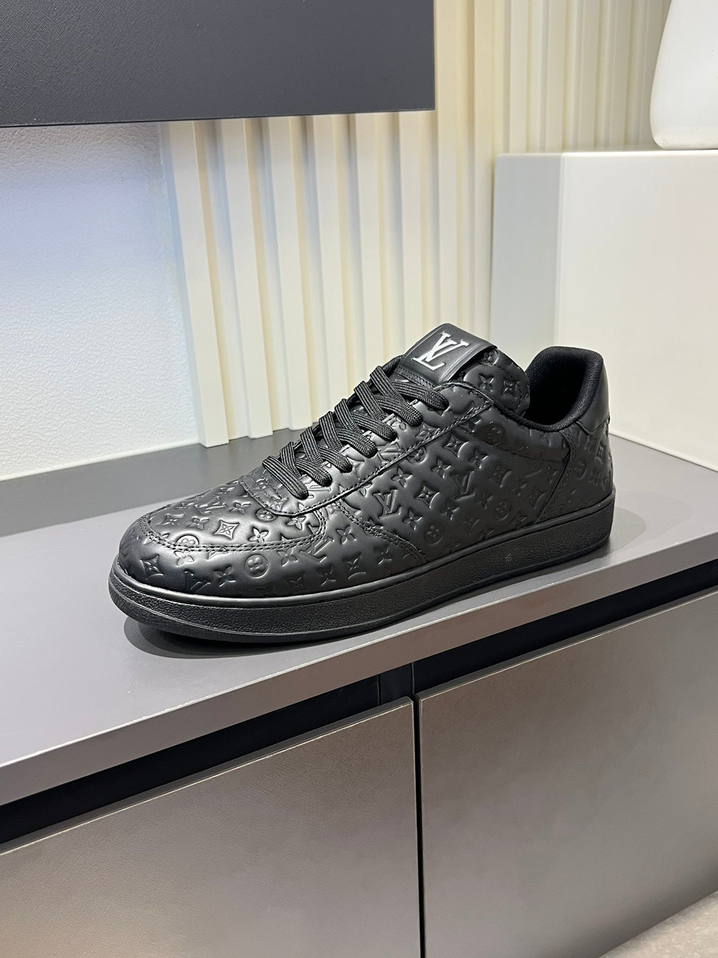 VV  Men's classic casual sneakers  25121612