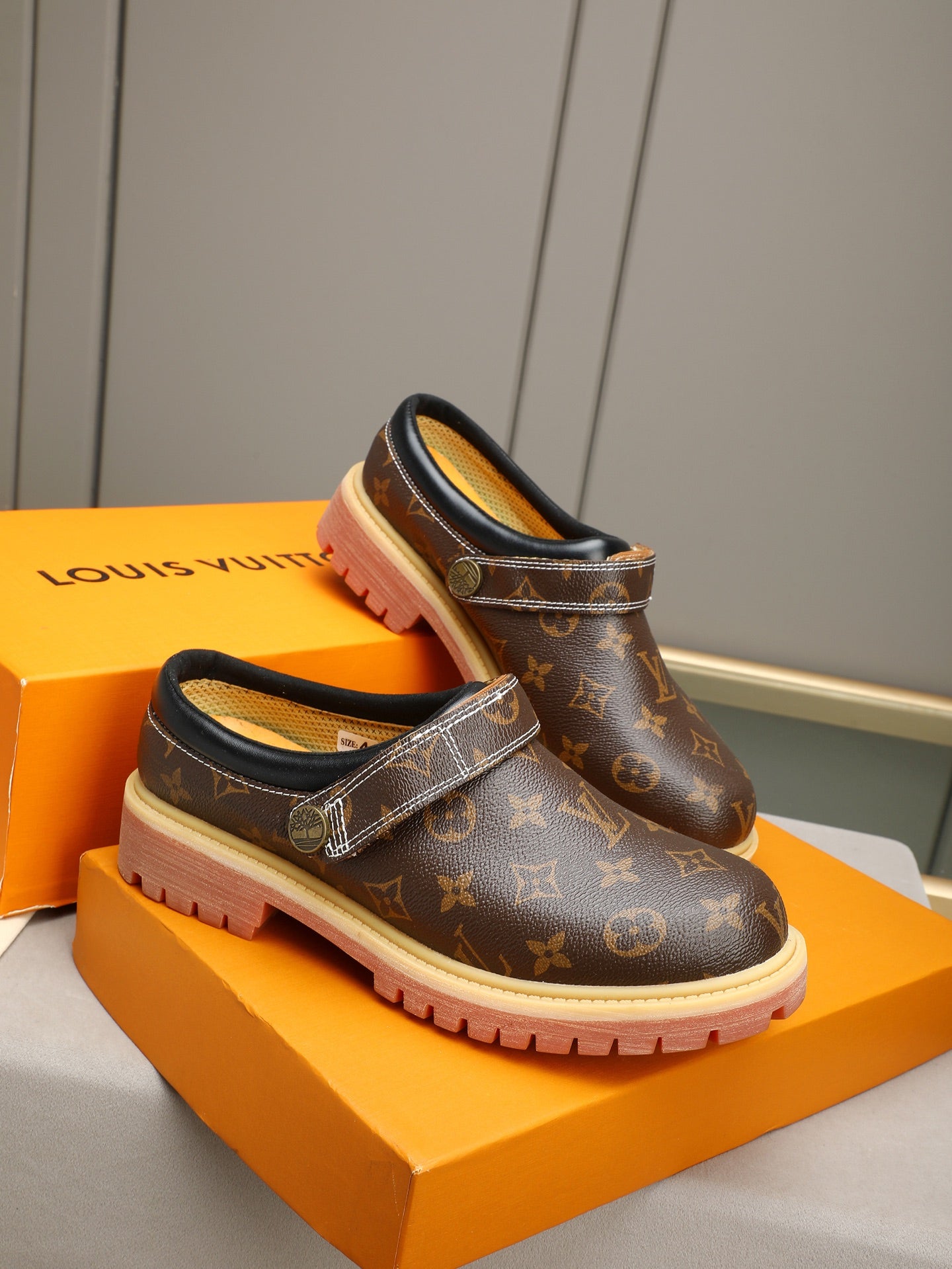 VV Retro-style monogram ankle boots (collaboration model)  2026070202