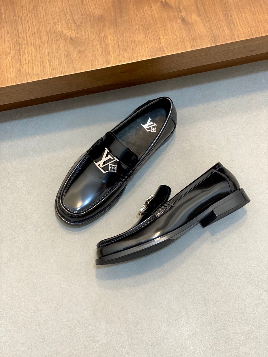VV Premium-quality loafers 26070309