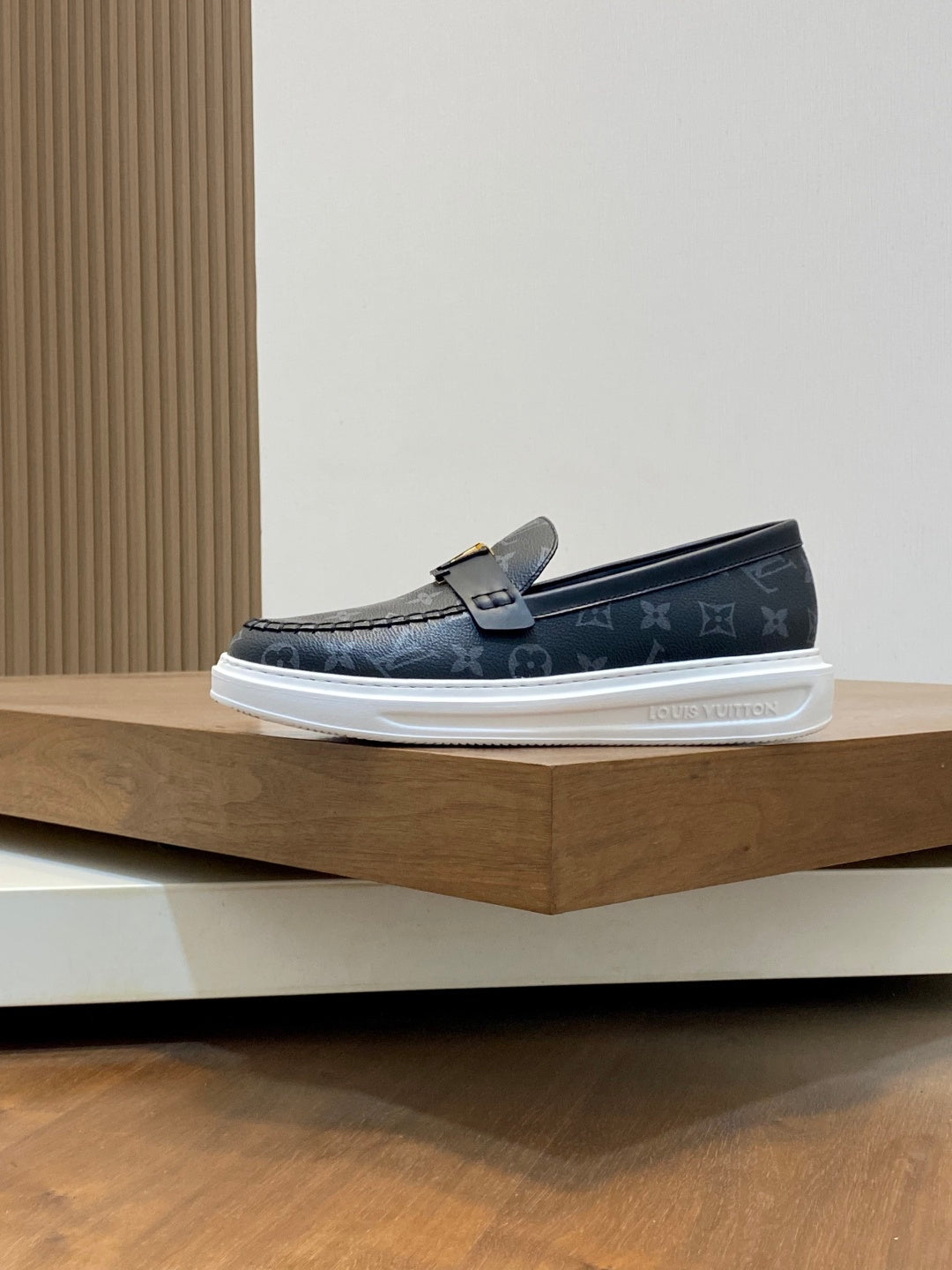 VV  Casual and stylish men's shoes  25121611