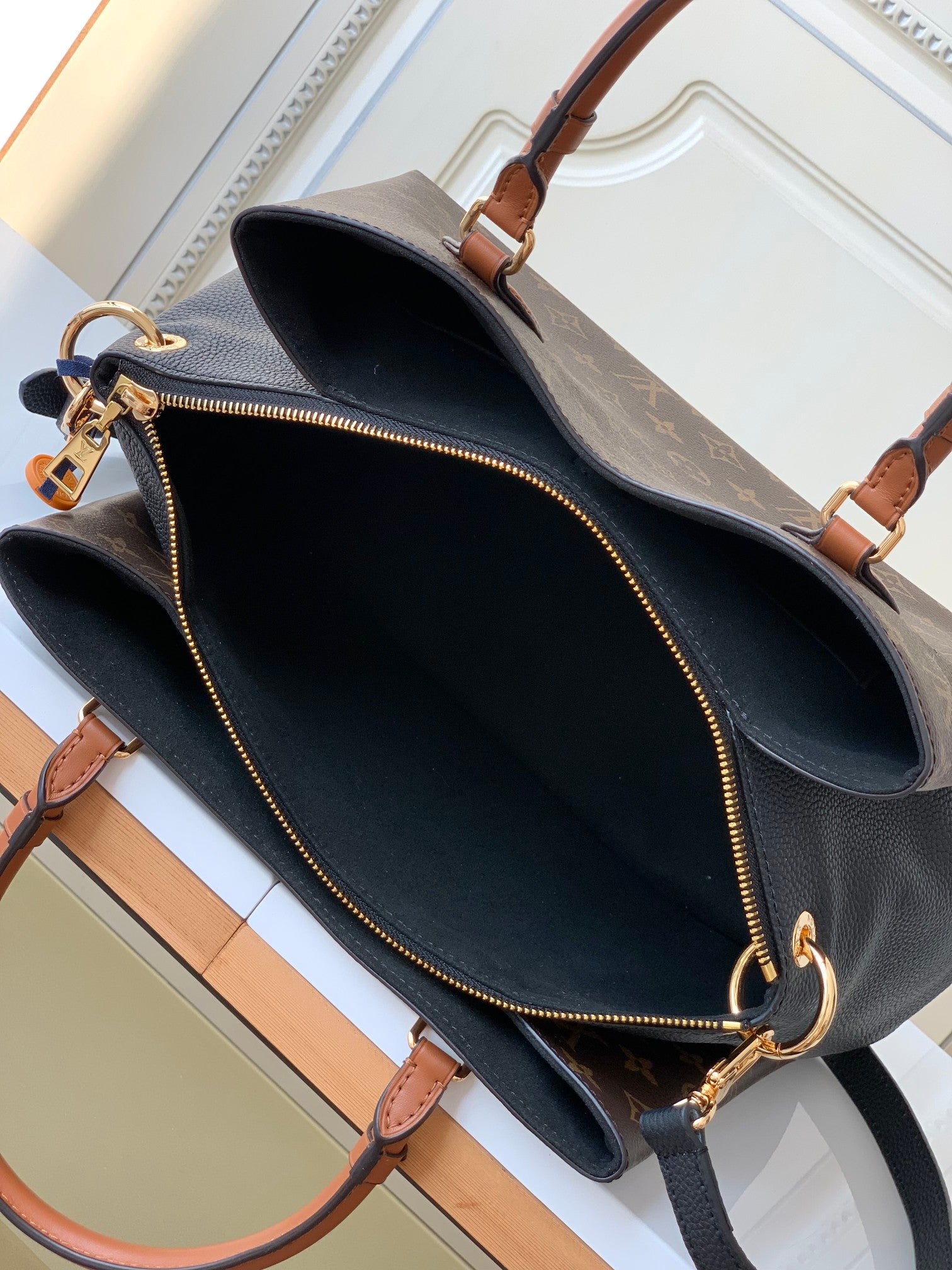 VV Montaigne shopping bag  26020201