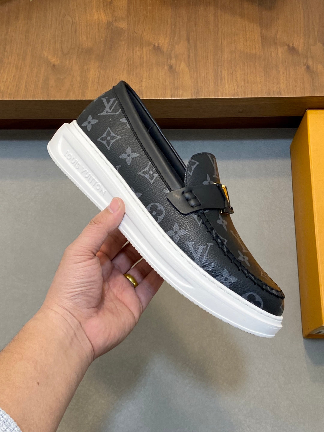 VV  Casual and stylish men's shoes  25121611