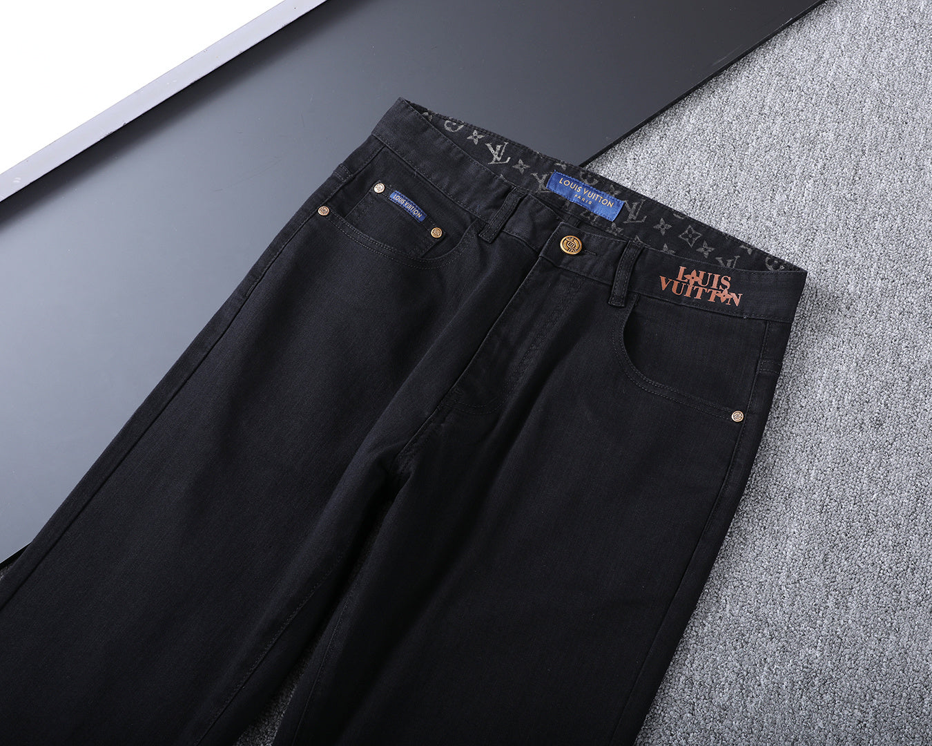 VV New slim-fit straight leg jeans 26031106