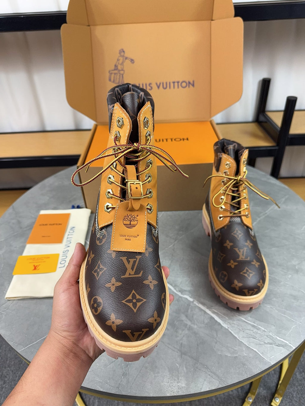 VV  Couple style x collaboration style American workwear monogram  25121603