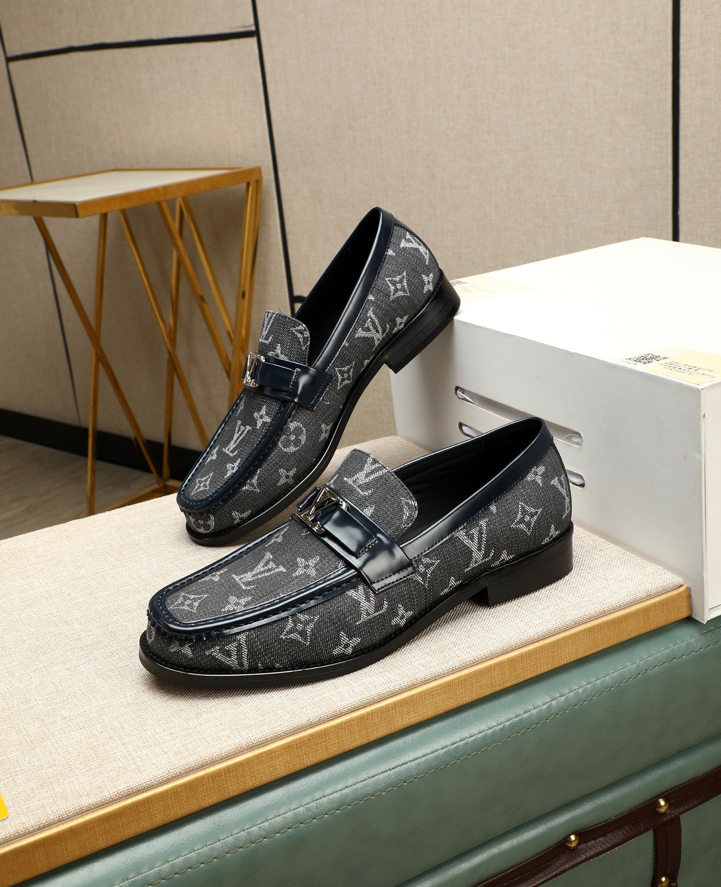 VV New top-quality loafers 26070605