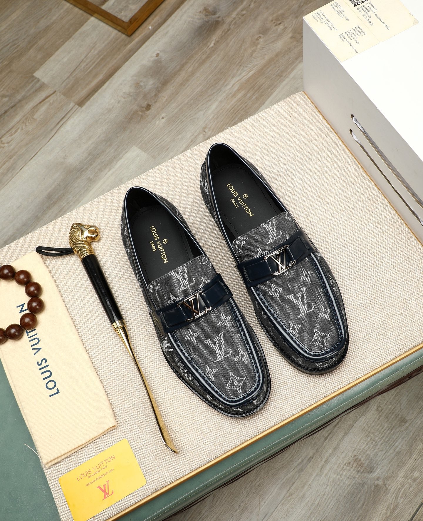 VV New top-quality loafers 26070605