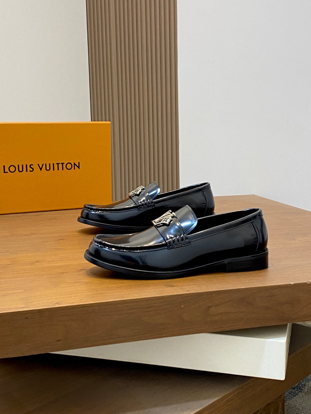 VV Premium-quality loafers 26070309