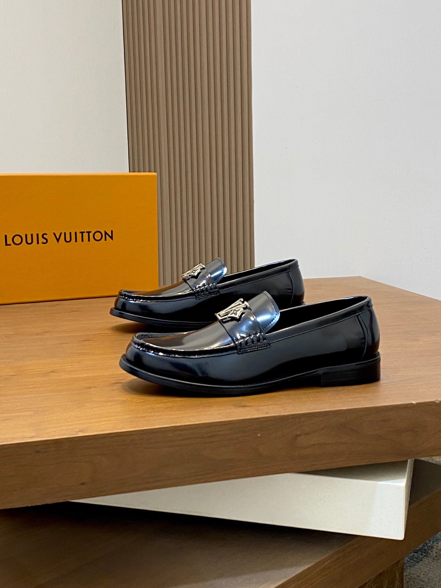 VV Premium-quality loafers 26070309