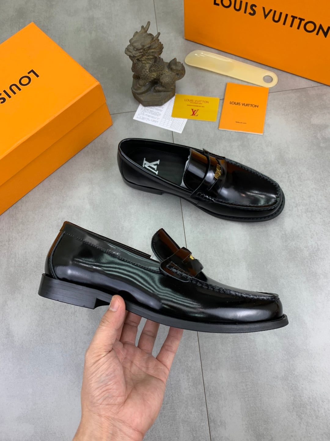 VV  Water-dyed Cowhide Business Shoes  25121605