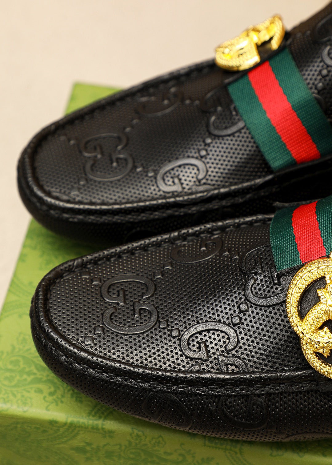 GUI Embossed upper of moccasins 26040301